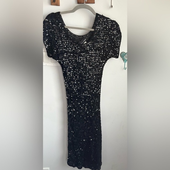 Elegant Black Sequin Dress - Picture 3 of 3